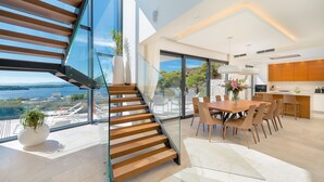 Ein modernes Interieur mit einer Treppe, die zu einem Balkon mit Blick auf eine schöne Aussicht führt.