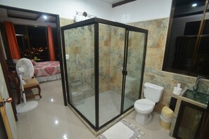 Casa Deluxe, varias camas, para no fumadores, vista a la montaña | Baño | Regadera, amenidades de baño gratuitas, toallas