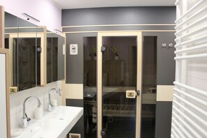 Dutxa, assecador de cabells, bidet i tovalloles 