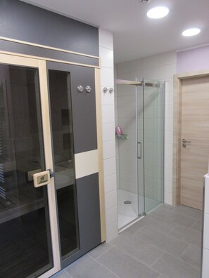 Een douche, een haardroger, een bidet, handdoeken