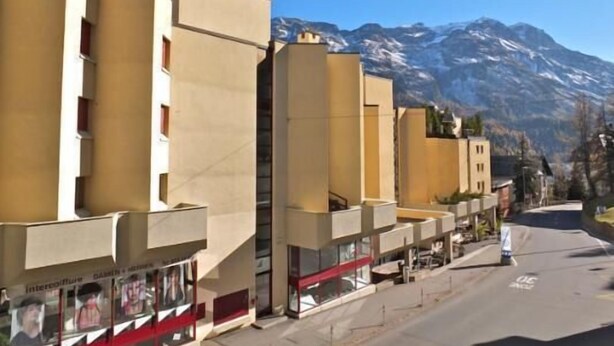 Eine Reihe moderner Gebäude mit Bergblick.