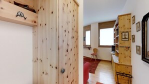 Ein Zimmer mit Holzwänden und einem Bücherregal.