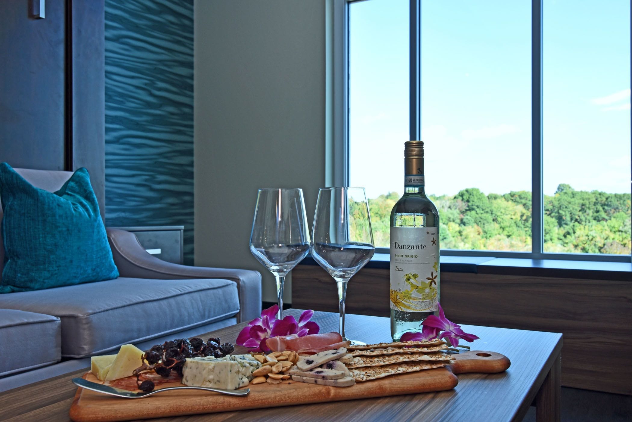 49 インチのLED テレビ (衛星放送視聴可)、テレビ、有料ムービー