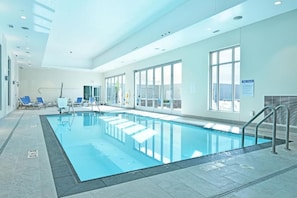 Piscina coperta, con ingresso dalle 08:00 alle 22:00, lettini