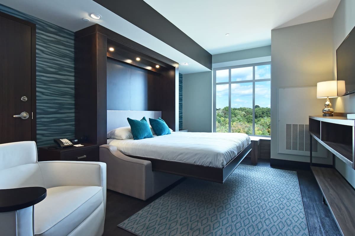 Deluxe Room – Convertible Murphy King Bed | Sábanas de algodón egipcio y ropa de cama de alta calidad