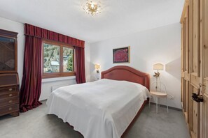 2 bedrooms, desk, iron/ironing board, WiFi