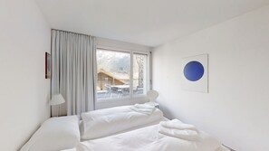 2 bedrooms, desk, iron/ironing board, WiFi - Tastefully decorated 3 room on the second floor. (St. Moritz)
