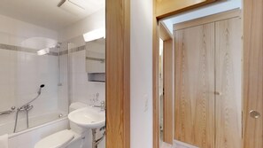Un baño con ducha, inodoro y lavabo.