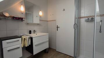 Dusche, Haartrockner, Handtücher