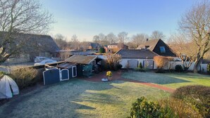 Il s’agit d’une propriété résidentielle dotée d’une cour arrière clôturée, d’un garage indépendant et d’une maison avec un toit en pente.