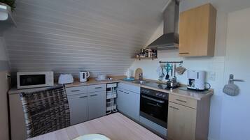 Kjøleskap, mikrobølgeovn, ovn og kaffetrakter/tekoker