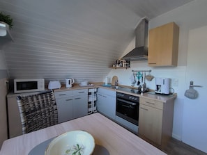 Kühlschrank, Mikrowelle, Ofen, Wasserkocher mit Kaffee-/Teezubehör