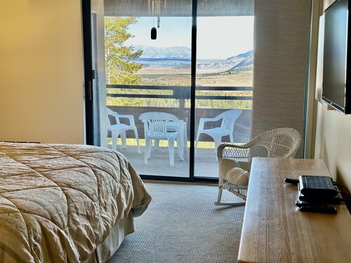 Updated Mountainside Mammoth Condo with Amazing Views-Close to Lakes and Trails!
