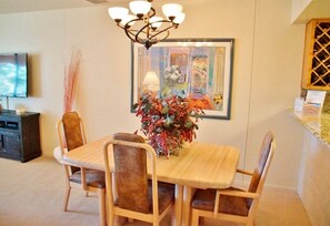Dining - Updated Mountainside Mammoth Condo with Amazing Views-Close to Lakes and Trails! (Mammoth Lakes)