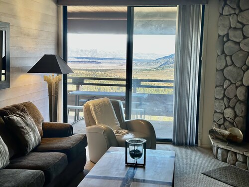 Ski-In, Ski-Out Updated Mammoth Condo with Amazing Views!