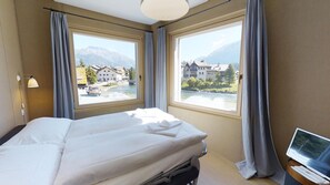 4 Schlafzimmer, Schreibtisch, Bügeleisen/Bügelbrett, WLAN