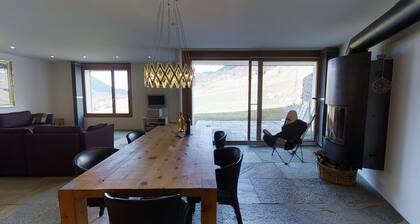 Appartement de 3,5 piÚces au rez-de-chaussée d'environ 110m2, meublé avec beauco