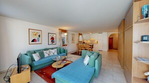 Fernseher, DVD-Player, Stereoanlage