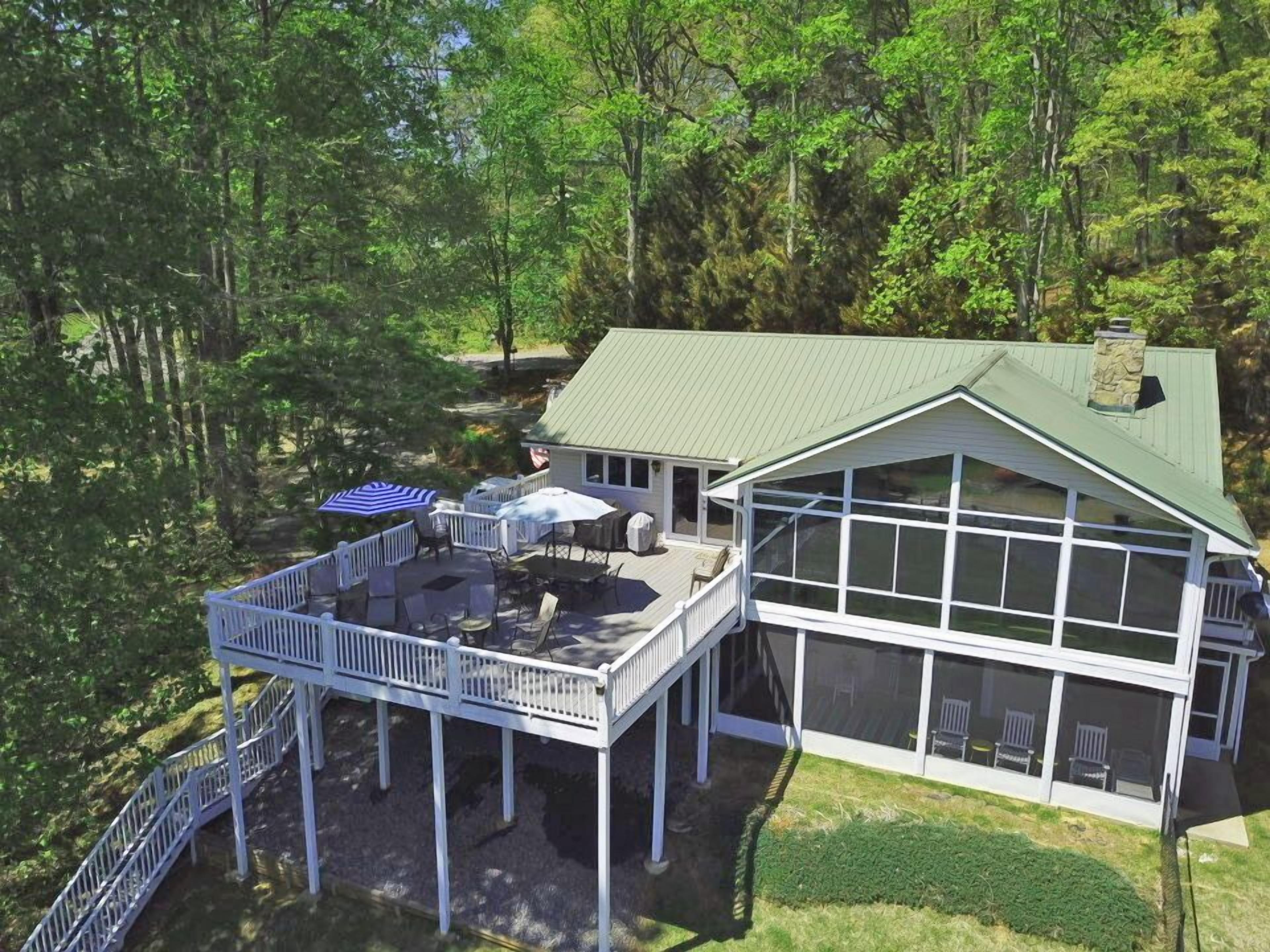 Lakeview Vista overlooking Lake Chatuge  4 bedrooms and hot tub/game room