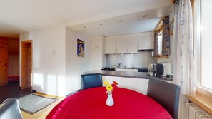 Fridge, oven, dishwasher, cookware/dishes/utensils