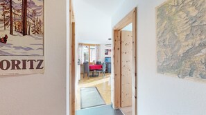 Interior - Bright 2-room apartment approx 45m2 on the 1st floor (2nd mezzanine), in a quiet (Silvaplana-Surlej)