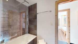 Een douche, een haardroger, handdoeken