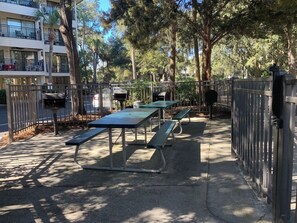 Outdoor dining - Shore Fun-Beautiful, Reduced rates! Bikes&Chairs (Hilton Head Island)