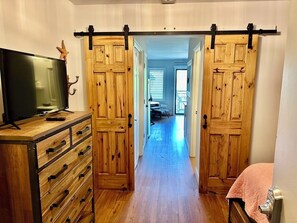 1 soverom, strykejern/-brett, wi-fi (inkludert) og sengetøy