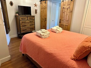 1 bedroom, iron/ironing board, free WiFi, bed sheets - Shore Fun-Beautiful, Reduced rates! Bikes&Chairs (Hilton Head Island)