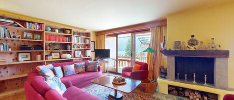 Fernseher, Kamin, Stereoanlage