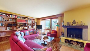 Télévision, cheminée, chaîne hi-fi