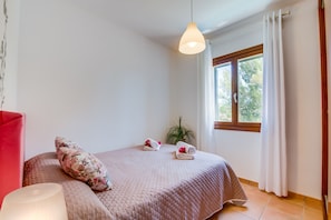 3 bedrooms, iron/ironing board, free WiFi, bed sheets