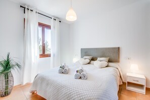 3 chambres, fer et planche à repasser, Wi-Fi gratuit, draps fournis