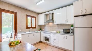 Een koelkast, een microgolfoven, een oven, een vaatwasser