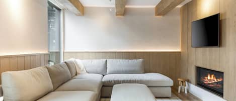 Televisión y chimenea