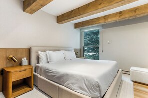 3 bedrooms, travel cot, WiFi, bed sheets - 2BD Remodeled Vail Condo | 5 Min to Gondola | Pool & Hot Tub (Vail)