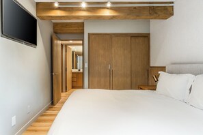 3 bedrooms, travel cot, WiFi, bed sheets - 2BD Remodeled Vail Condo | 5 Min to Gondola | Pool & Hot Tub (Vail)