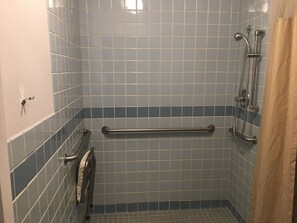 バスルームのシャワー