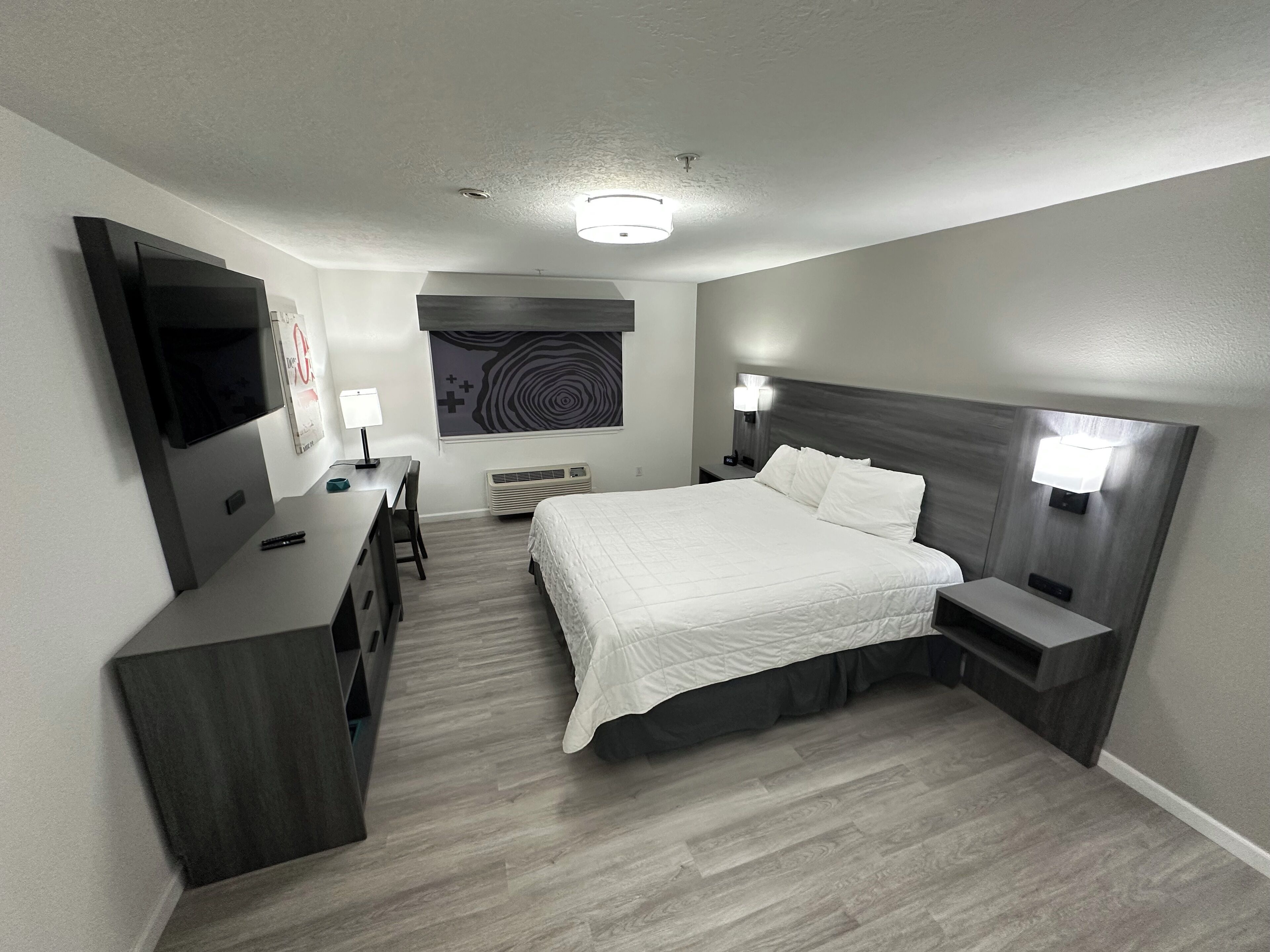 デスク、可動式ベッド、WiFi (無料)、ベッドシーツ