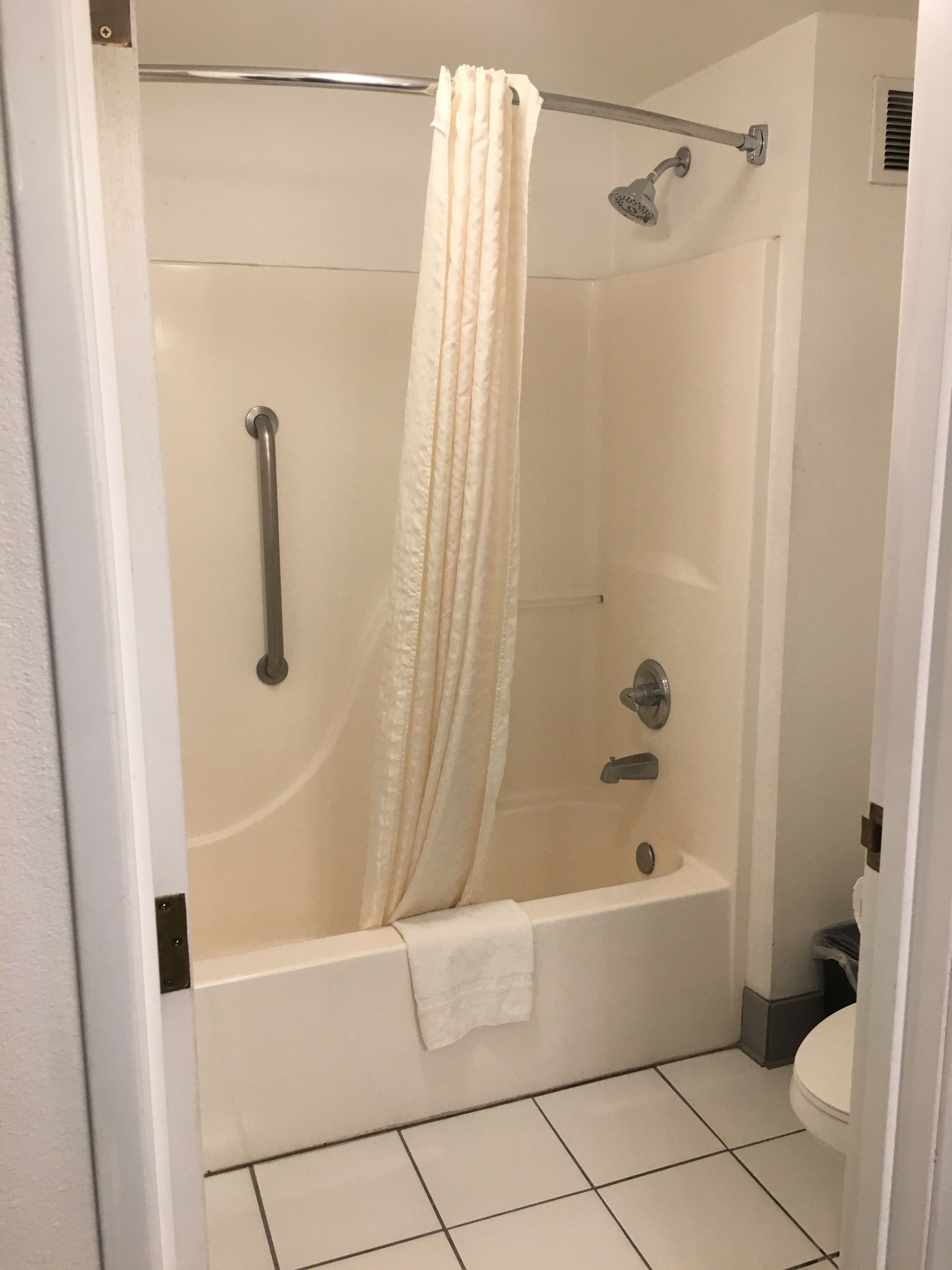 وحدات دش مع أحواض استحمام، مستلزمات مجانية للعناية الشخصية، مناشف، صابون