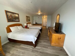 Desk, rollaway beds, free WiFi, bed sheets - Traveler's Inn Carlin NV near Elko (Carlin)
