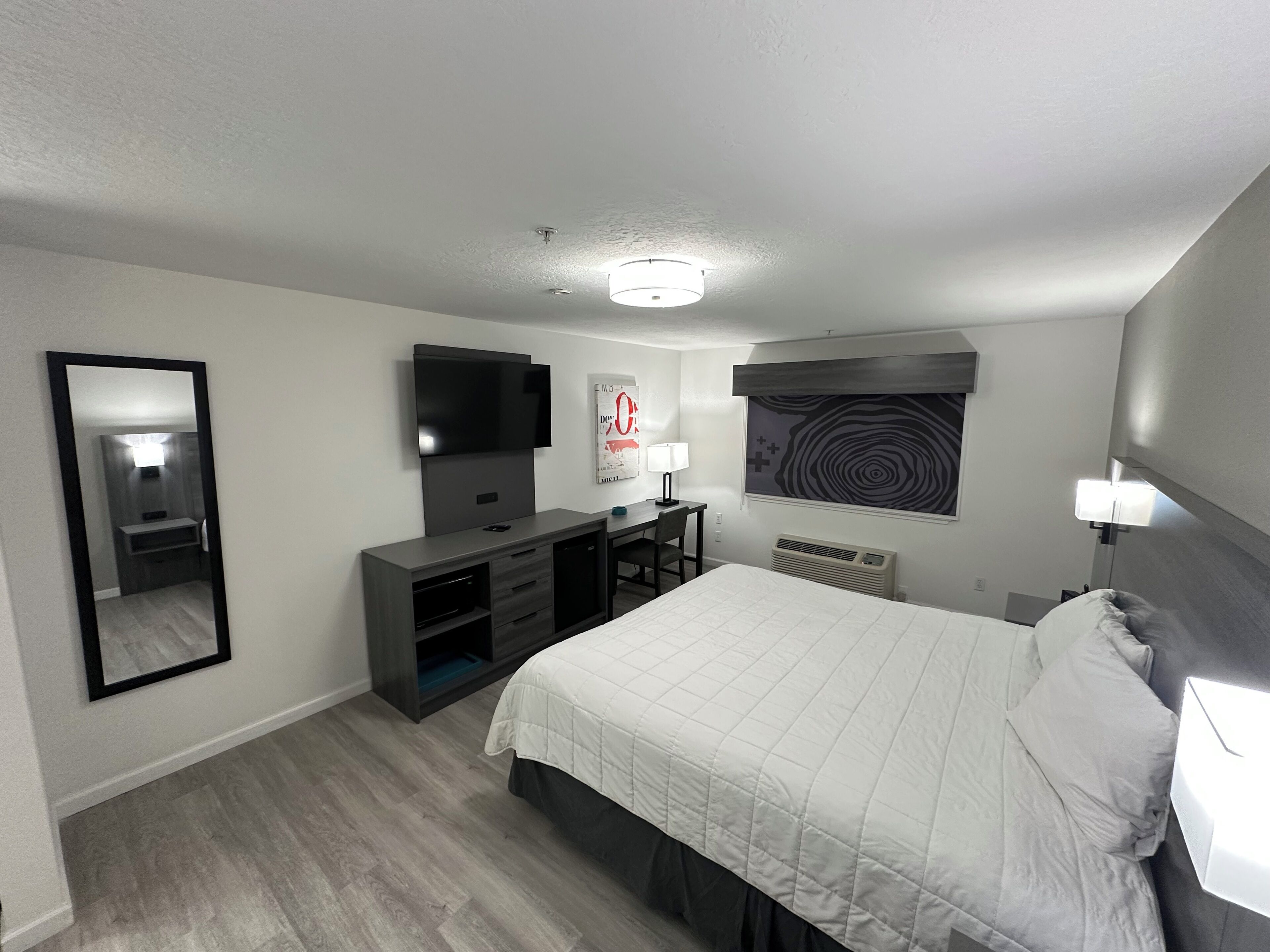 デスク、可動式ベッド、WiFi (無料)  、ベッドシーツ