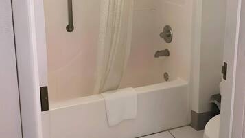 مكتب وأسرّة قابلة للطي وواي فاي مجانًا وملاءات أسرّة