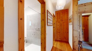 Douche, séchoir à cheveux, serviettes fournies