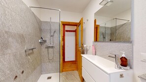 Douche, séchoir à cheveux, serviettes fournies