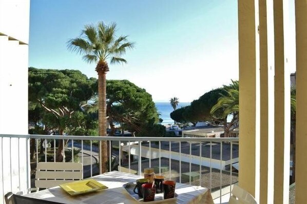 Outdoor dining - Le Lavandou, One-bedroom duplex to rent for 4 people, glimpse of the sea, near city-center and... (LE LAVANDOU)