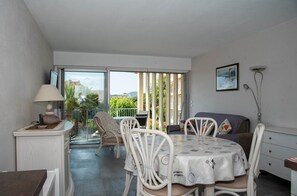Interior - Le Lavandou, One-bedroom duplex to rent for 4 people, glimpse of the sea, near city-center and... (LE LAVANDOU)
