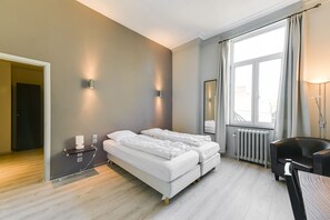 8 bedrooms, iron/ironing board, Internet
