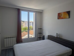 2 chambres, fer et planche à repasser, Wi-Fi gratuit, draps fournis