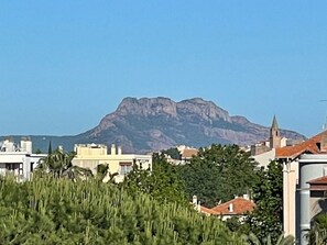 A mountain in the background with buildings in the foreground. - 58m2 flat in ST Raphael-600 metres from the beach and train station-free parking (Saint-Raphaël)